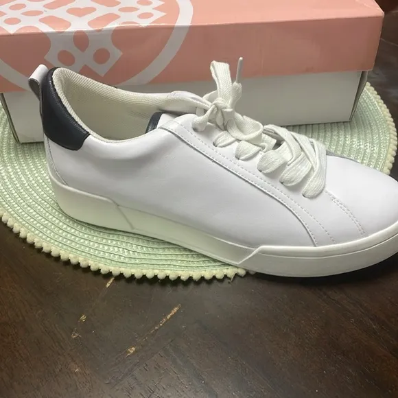 Laurie Felt Women's White and Black Sneakers 7.5