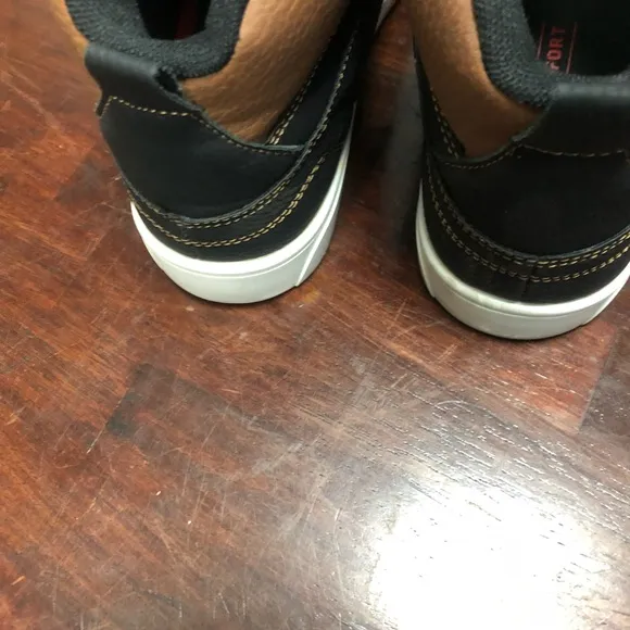 LEVI CASUAL SHOES SZ 8