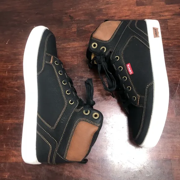LEVI CASUAL SHOES SZ 8