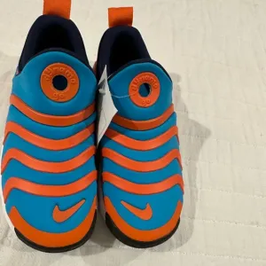 LITTLE KIDS' NIKE DYNAMO GO CASUAL SHOES.
