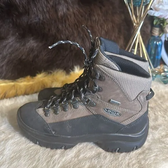 Lowa hiking boots 37.5 (5090)