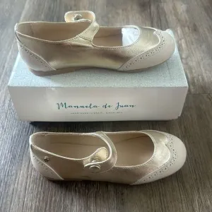 Manuela De Juan Platinum Cream Wingtip Mary Jane Flats Shoes S3120 Women's SZ 10