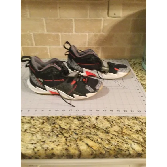 Men's Jordan Why Not Zero.2 Basketball Shoes Size 11.5 Black/Red