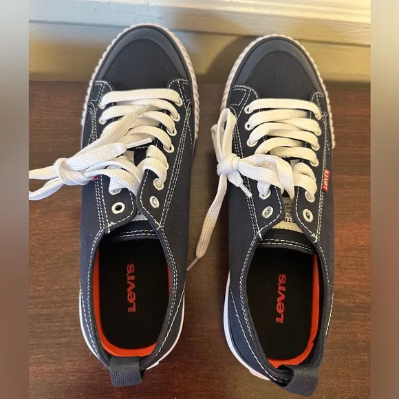 Men’s Levi's Navy Canvas lightweight Sneakers with White Laces size 8, new