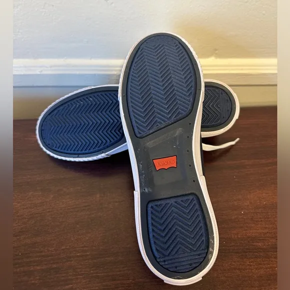 Men’s Levi's Navy Canvas lightweight Sneakers with White Laces size 8, new
