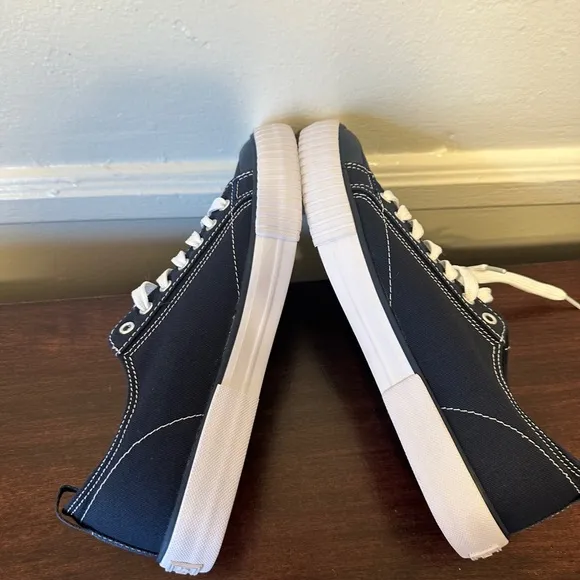 Men’s Levi's Navy Canvas lightweight Sneakers with White Laces size 8, new