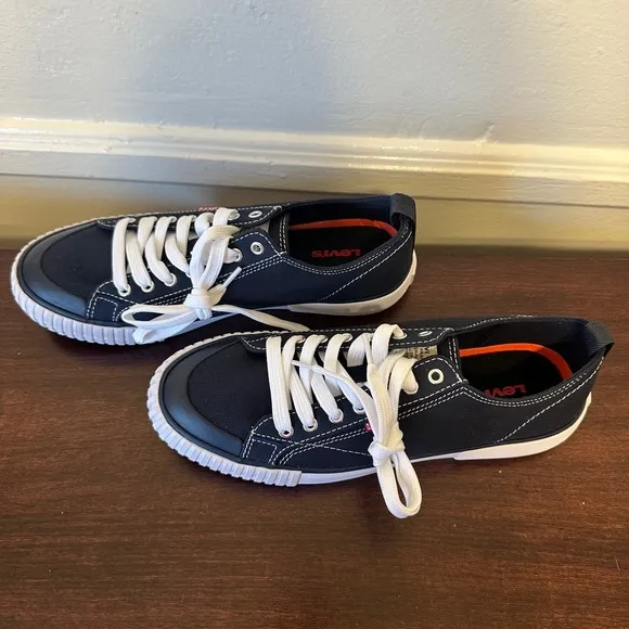 Men’s Levi's Navy Canvas lightweight Sneakers with White Laces size 8, new
