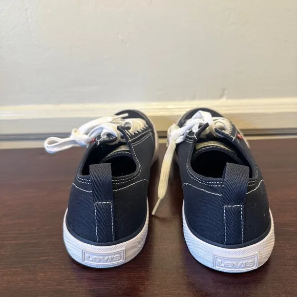Men’s Levi's Navy Canvas lightweight Sneakers with White Laces size 8, new