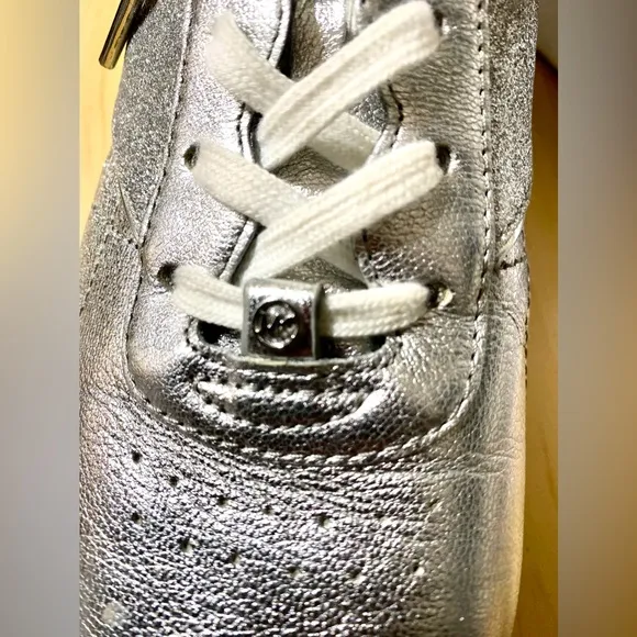 ♦️Michael Kors Women’s Addie lace up Silver Sneakers Size 8.5♦️