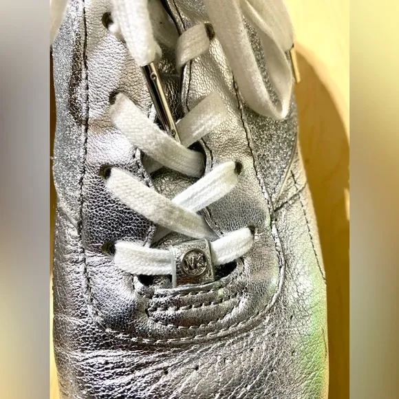 ♦️Michael Kors Women’s Addie lace up Silver Sneakers Size 8.5♦️