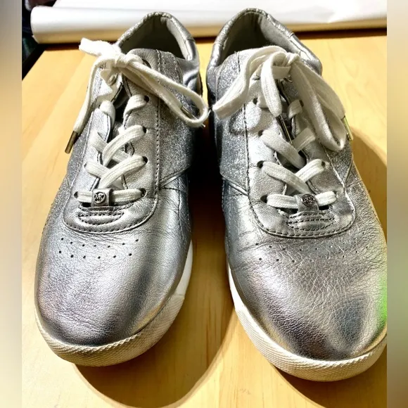 ♦️Michael Kors Women’s Addie lace up Silver Sneakers Size 8.5♦️