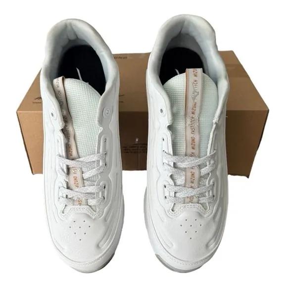 Minzuno 9 Spike Swift 8 Women’s Athletic Low Metal Cleats Size 8.5