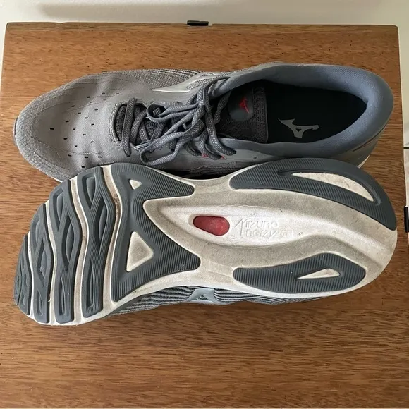 MIZUNOWAVE SKY 5 FITNESS WORKOUT ATHLETIC AND TRAINING SHOES