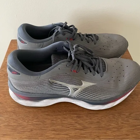 MIZUNOWAVE SKY 5 FITNESS WORKOUT ATHLETIC AND TRAINING SHOES