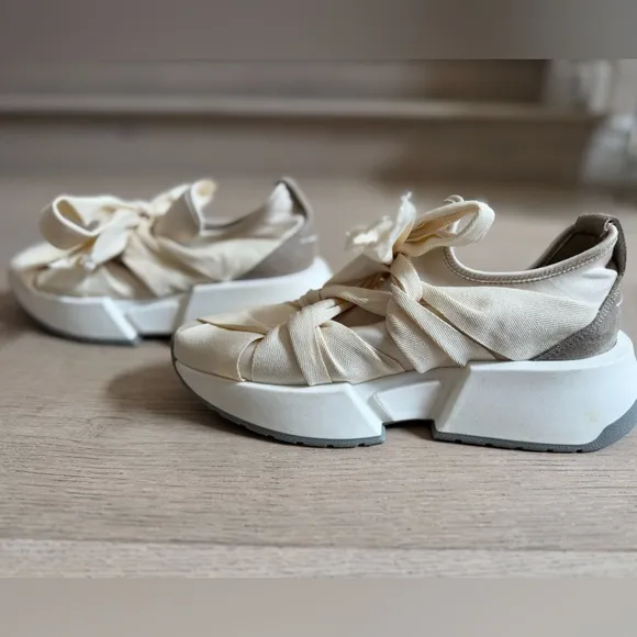 MM6 Maison MargielaBandaged Bow Sneakers size 39 (US 9)