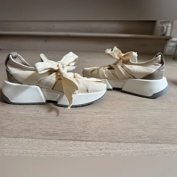 MM6 Maison MargielaBandaged Bow Sneakers size 39 (US 9)