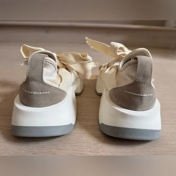 MM6 Maison MargielaBandaged Bow Sneakers size 39 (US 9)