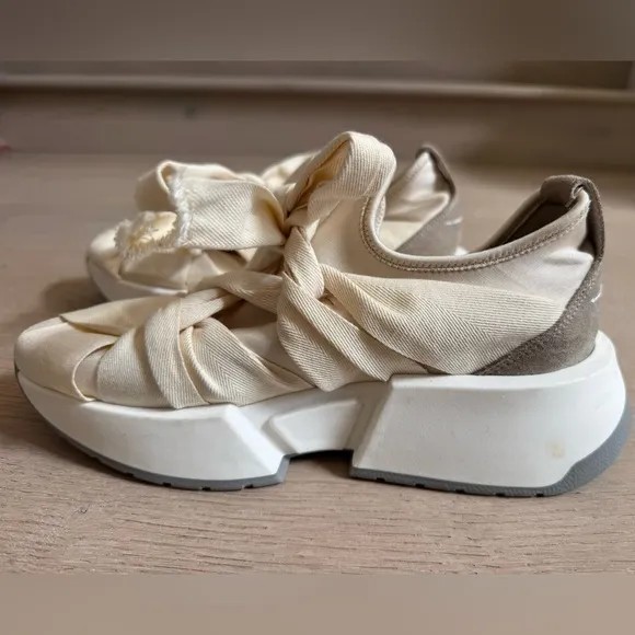 MM6 Maison MargielaBandaged Bow Sneakers size 39 (US 9)