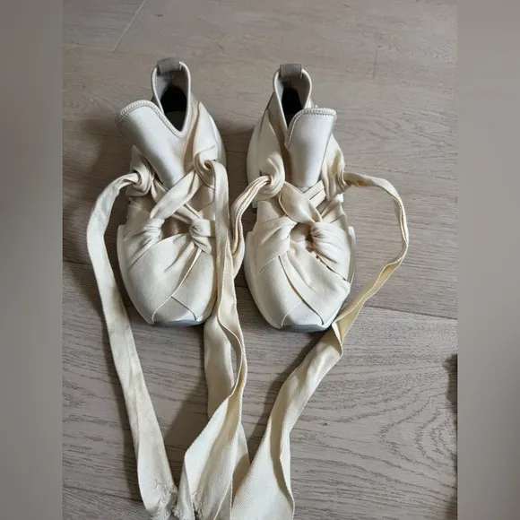 MM6 Maison MargielaBandaged Bow Sneakers size 39 (US 9)