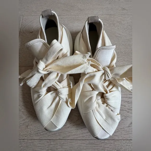 MM6 Maison MargielaBandaged Bow Sneakers size 39 (US 9)