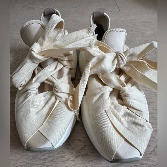 MM6 Maison MargielaBandaged Bow Sneakers size 39 (US 9)