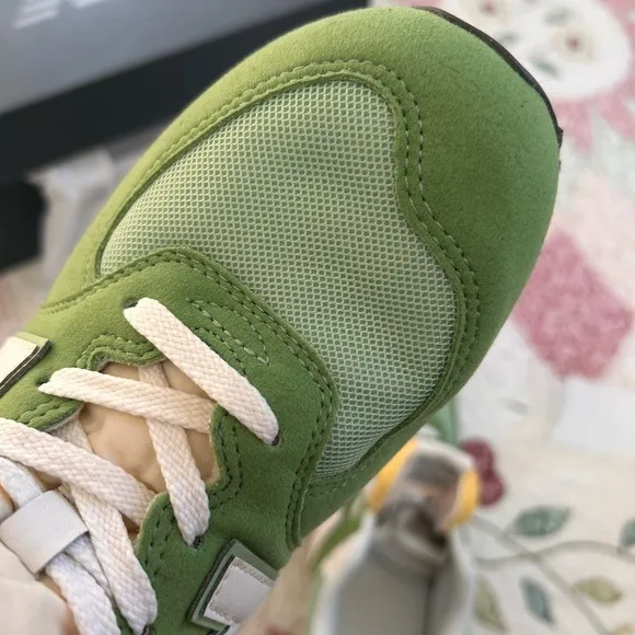 New balance sneakers. Youth 6