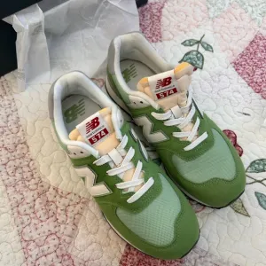 New balance sneakers. Youth 6