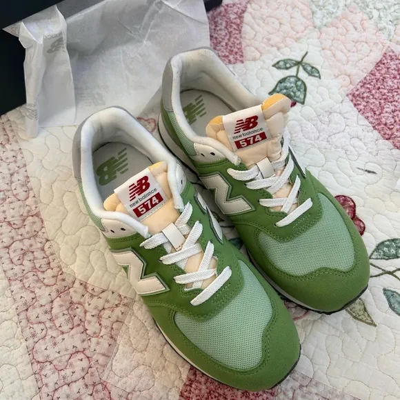 New balance sneakers. Youth 6