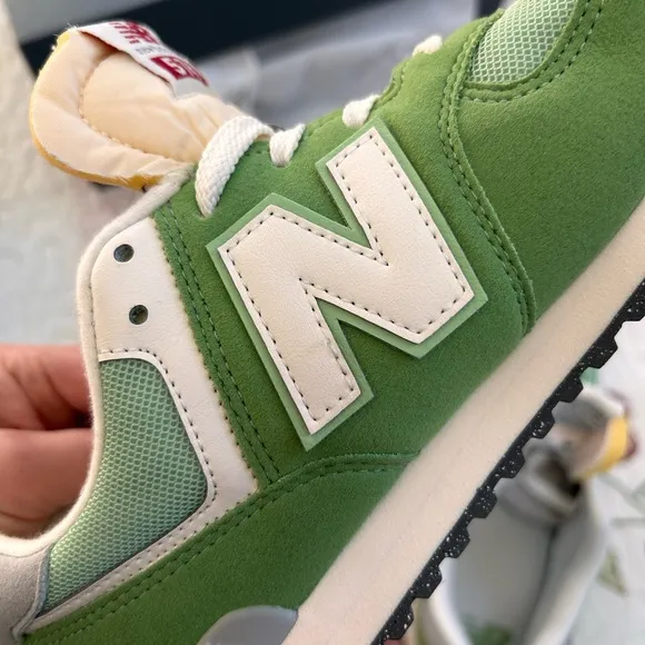 New balance sneakers. Youth 6