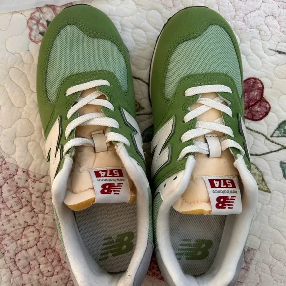 New balance sneakers. Youth 6