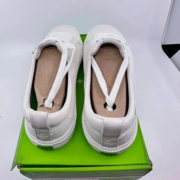 NEW Cariuma OCA Low Lace Up Pantone Canvas Sneakers Snow White Unisex M9.5 W11