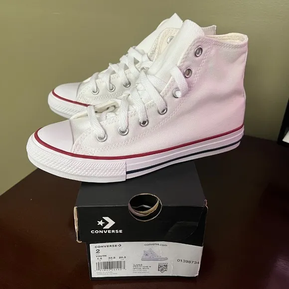 NEW Converse Chuck Taylor All Star Sneakers Youth Size 2 / Women’s Size 5