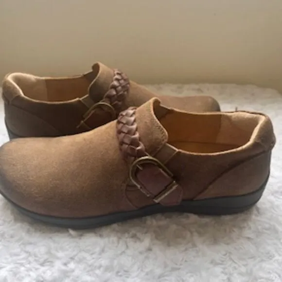 NEW Earth Origin Slip On Brown Women’s Farage Flat Shoes Size 9 NWT