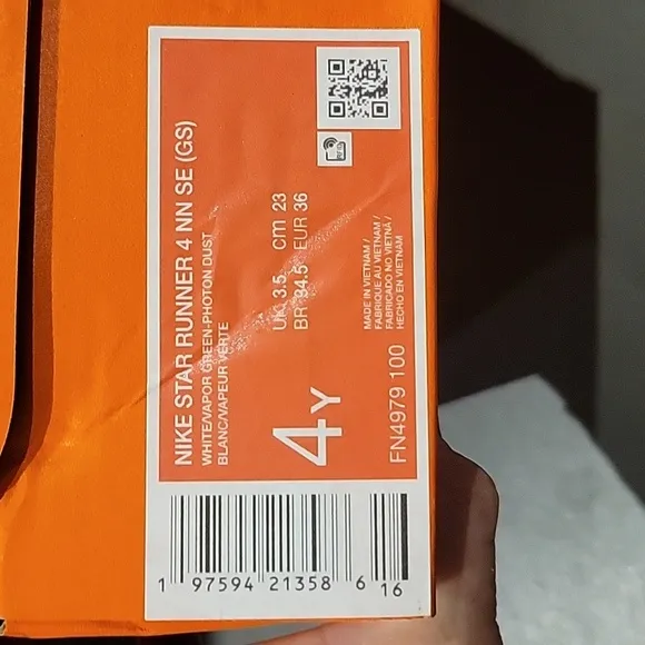 New in Box: NIKE Star Runner 4 NN SE (GS)