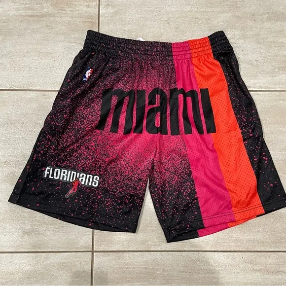 NEW MITCHELL &amp; NESS RE-TAKE GRADIENT SWINGMAN SHORTS MIAMI HEAT '05 SZ XL - 0011