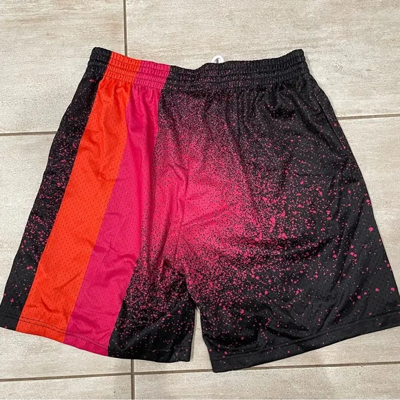 NEW MITCHELL &amp; NESS RE-TAKE GRADIENT SWINGMAN SHORTS MIAMI HEAT '05 SZ XL - 0011