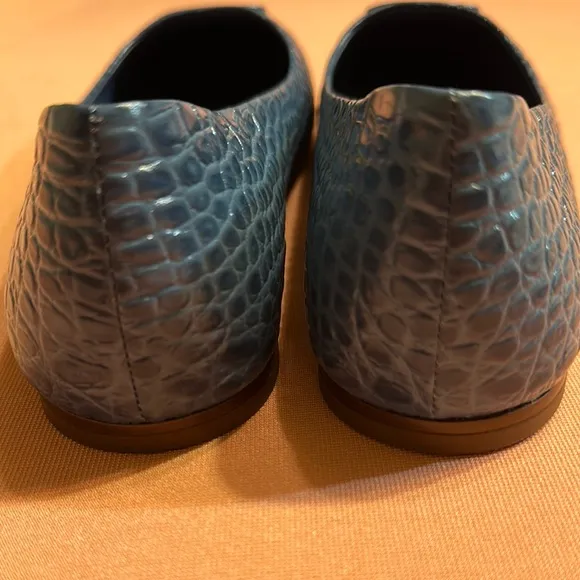 New Tory Burch Leather Blue Croc-Embossed Women's Flats. Size 10.