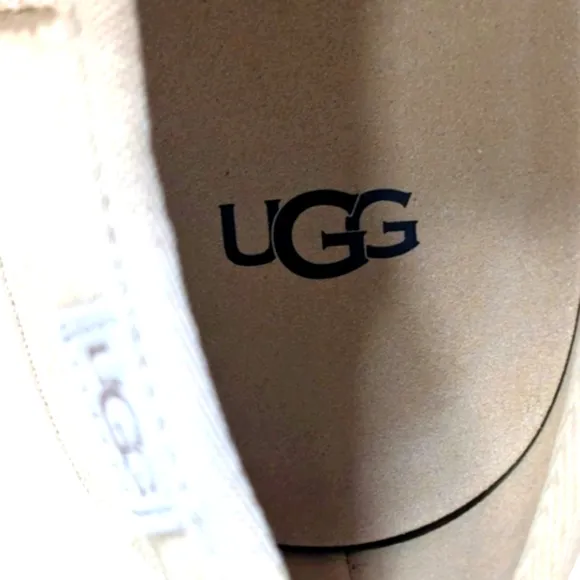NEW....UGG Cityfunc Women Tan Shoes... Size..10