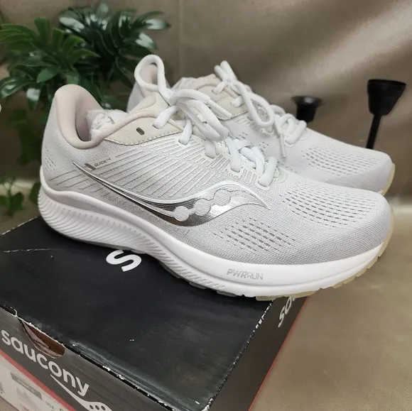 NIB SAUCONY GUIDE 14 WOMENS SNEAKERS