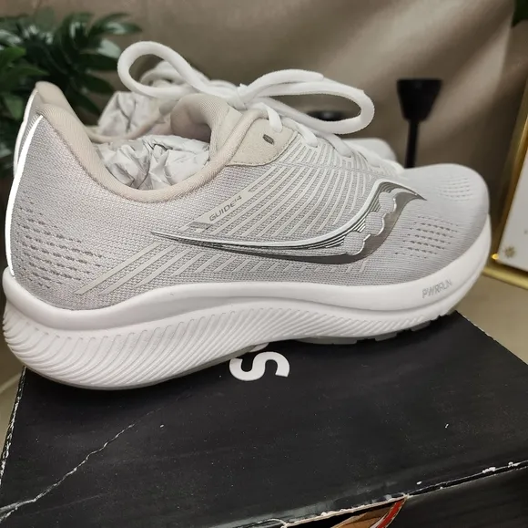 NIB SAUCONY GUIDE 14 WOMENS SNEAKERS