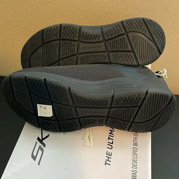 NIB SKETCHERS Men's Arch Fit Sneaker, Size 10, Black