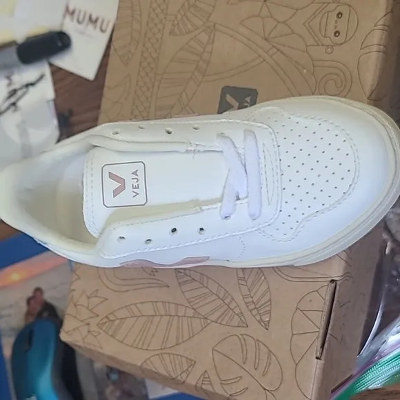 NIB Veja  Kid's Small V-10 Laces Sneakers White Babe Steel Size
