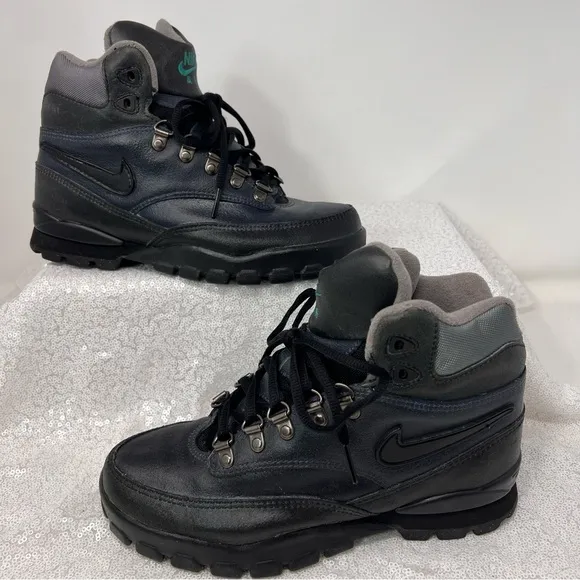 Nike Air ACG Tumalo ll Mid Top Hiking Boots women’s size 7.5