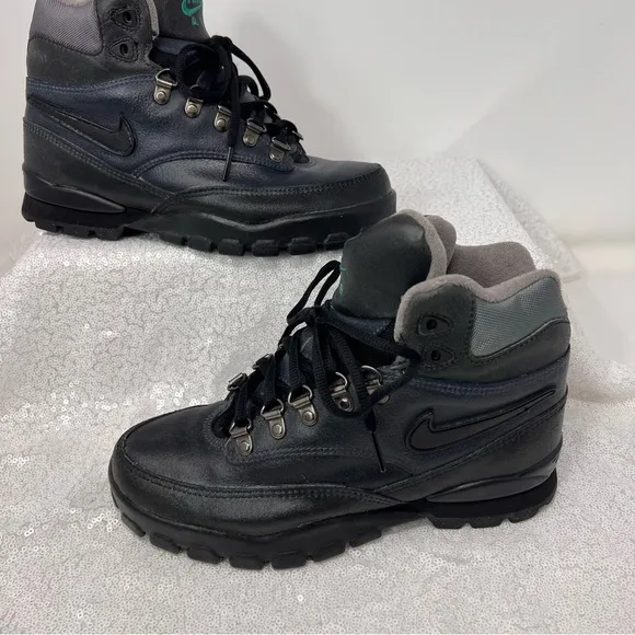 Nike Air ACG Tumalo ll Mid Top Hiking Boots women’s size 7.5