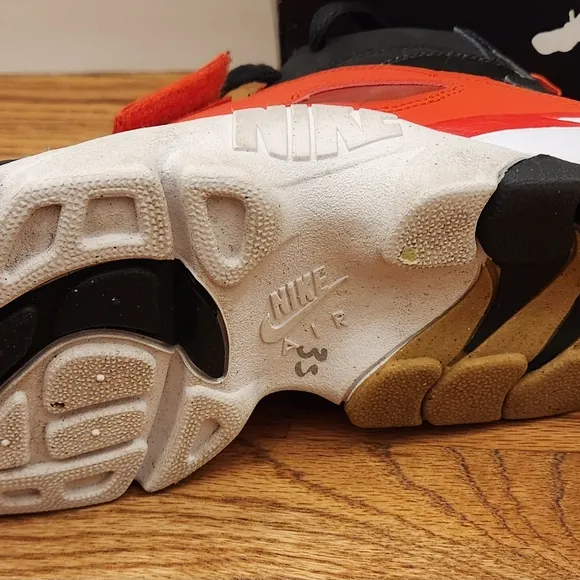 Nike Air Diamond Turf, Black and Red Sneakers, Youth Size:7, Not In Original Box