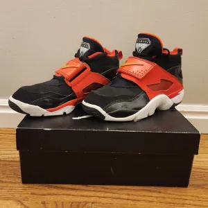 Nike Air Diamond Turf, Black and Red Sneakers, Youth Size:7, Not In Original Box