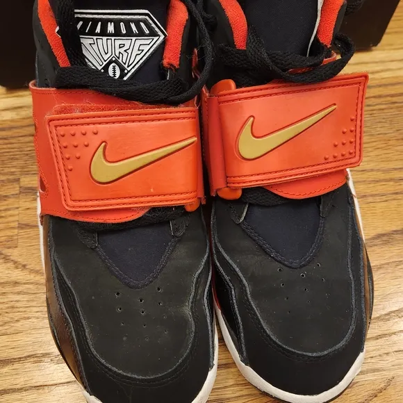 Nike Air Diamond Turf, Black and Red Sneakers, Youth Size:7, Not In Original Box