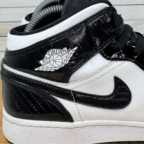 Nike Air Jordan 1 Mid GS SE Carbon Fiber Sneakers Black White 6Y DD2192-001