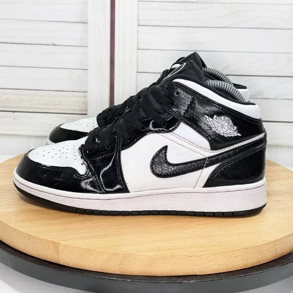 Nike Air Jordan 1 Mid GS SE Carbon Fiber Sneakers Black White 6Y DD2192-001