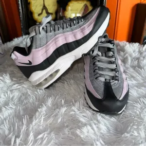 Nike air Max 95 Premium Gray Purple Excellence like new condition Sz 7 women’s